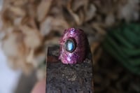Image 1 of Anello con vera foglia di rovo in rame con labradorite e patina viola, taglia 9/10