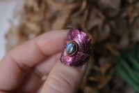 Image 3 of Anello con vera foglia di rovo in rame con labradorite e patina viola, taglia 9/10
