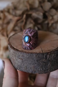 Image 2 of Anello con vera foglia di rovo in rame con labradorite e patina viola, taglia 12