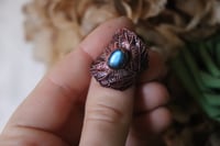 Image 3 of Anello con vera foglia di rovo in rame con labradorite e patina viola, taglia 12