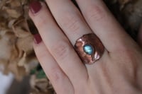 Image 2 of Anello con vera foglia di rovo in rame con labradorite e patina ossidata, taglia 17