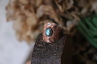 Image 3 of Anello con vera foglia di rovo in rame con labradorite e patina ossidata, taglia 17