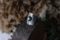 Image 1 of Anello con vera foglia di rovo in rame con labradorite e patina celeste, taglia 17