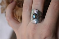 Image 2 of Anello con vera foglia di rovo in rame con labradorite e patina celeste, taglia 17