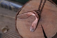 Image 2 of Collana con vera samara di acero sicomoro in rame con patina ossidata 1