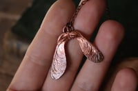 Image 1 of Collana con vera samara di acero sicomoro in rame con patina ossidata 1