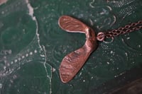 Image 2 of Collana con vera samara di acero sicomoro in rame con patina ossidata 2
