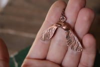 Image 3 of Collana con vera samara di acero sicomoro in rame con patina ossidata 2