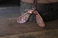 Image 1 of Collana con vera samara di acero sicomoro in rame con patina ossidata 2