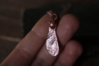 Image 1 of Collana con mezza samara di acero sicomoro in rame con finitura lucida 1