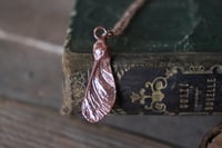 Image 3 of Collana con mezza samara di acero sicomoro in rame con finitura lucida 1
