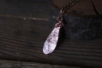 Image 3 of Collana con mezza samara di acero sicomoro in rame con finitura lucida 2
