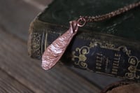 Image 1 of Collana con mezza samara di acero sicomoro in rame con finitura lucida 2