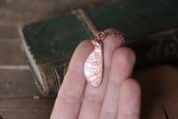 Image 2 of Collana con mezza samara di acero sicomoro in rame con finitura lucida 3