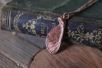 Image 3 of Collana con mezza samara di acero sicomoro in rame con finitura lucida 3