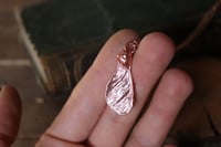 Image 2 of Collana con mezza samara di acero sicomoro in rame con finitura lucida 4