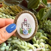 Broche doigt d'honneur vernis #3