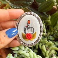 Broche doigt d'honneur vernis #2