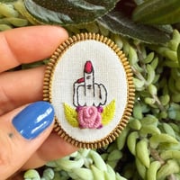 Broche doigt d'honneur vernis #1