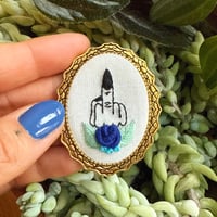 Broche doigt d'honneur witchy #1