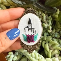 Broche doigt d'honneur witchy #2