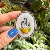 Broche doigt d'honneur #1