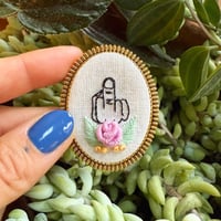 Broche doigt d'honneur #2