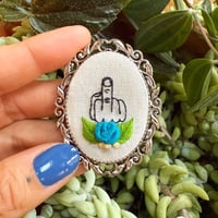 Broche doigt d'honneur #4