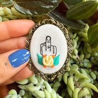 Broche doigt d'honneur #5