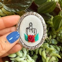 Broche doigt d'honneur #6