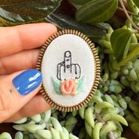 Broche doigt d'honneur #8