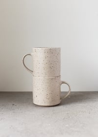 Image 3 of Large classic mug in Satin speckle