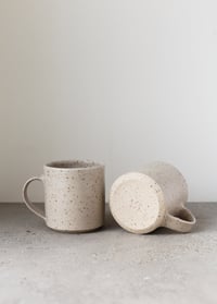 Image 2 of Large classic mug in Satin speckle
