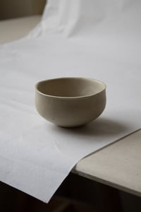 Image 2 of tasse empreinte beige