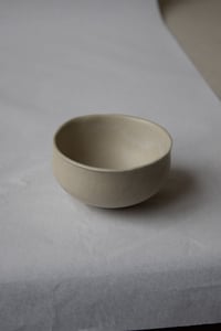 Image 3 of tasse empreinte beige