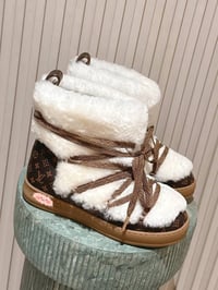 Image 2 of LV Cloud Boot Set