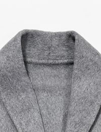 Image 15 of SKYNLYDRESS - Manteau court thermique en peluche à manches longues et nœud à la taille