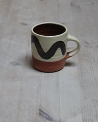 Image 3 of Terracotta swoop mug 2