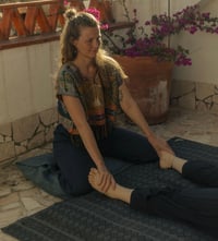 Image 7 of Workshop YOGIC BODYWORK X SCHMUCK 07.-08. FEBRUAR 2026 mit Kira und Julia