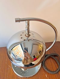 Image 5 of LÁMPARA DE MESA CON PANTALLA CROMADA, AÑOS 60