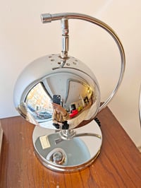 Image 7 of LÁMPARA DE MESA CON PANTALLA CROMADA, AÑOS 60