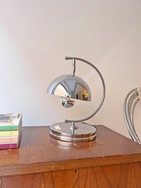 Image 1 of LÁMPARA DE MESA CON PANTALLA CROMADA, AÑOS 60