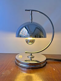 Image 3 of LÁMPARA DE MESA CON PANTALLA CROMADA, AÑOS 60