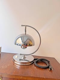 Image 4 of LÁMPARA DE MESA CON PANTALLA CROMADA, AÑOS 60