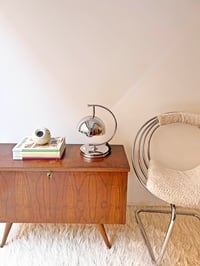 Image 2 of LÁMPARA DE MESA CON PANTALLA CROMADA, AÑOS 60