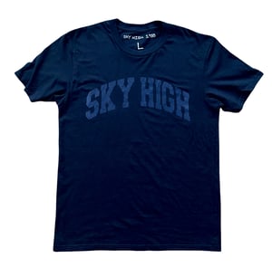 Image of SKY HIGH COLLEGIATE LOGO TEE BLACK
