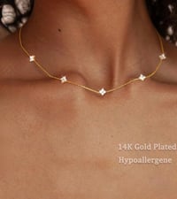 Image 1 of BIJOUX - Collier De Fleurs À Quatre Feuilles Avec Un Style Froid Et Élégant