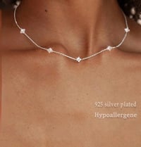 Image 3 of BIJOUX - Collier De Fleurs À Quatre Feuilles Avec Un Style Froid Et Élégant