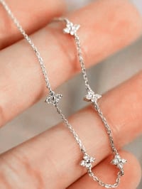 Image 4 of BIJOUX - Collier De Fleurs À Quatre Feuilles Avec Un Style Froid Et Élégant