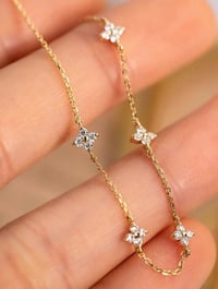 Image 2 of BIJOUX - Collier De Fleurs À Quatre Feuilles Avec Un Style Froid Et Élégant